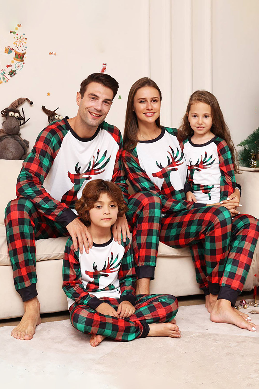 Groene en Rode Grid Herten Kerst Familie Bijpassende Pyjama Set Im Angebot