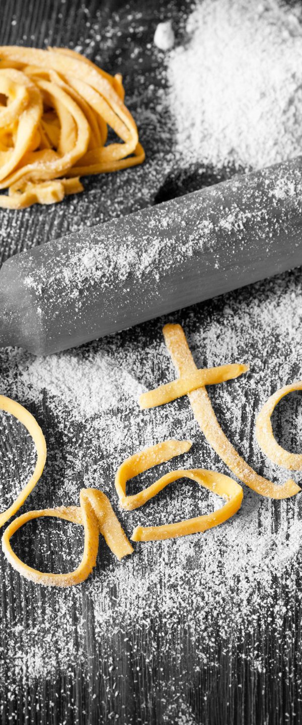 Pasta vor Nudelholz, Glasbild Panorama Im Angebot – Bild 5