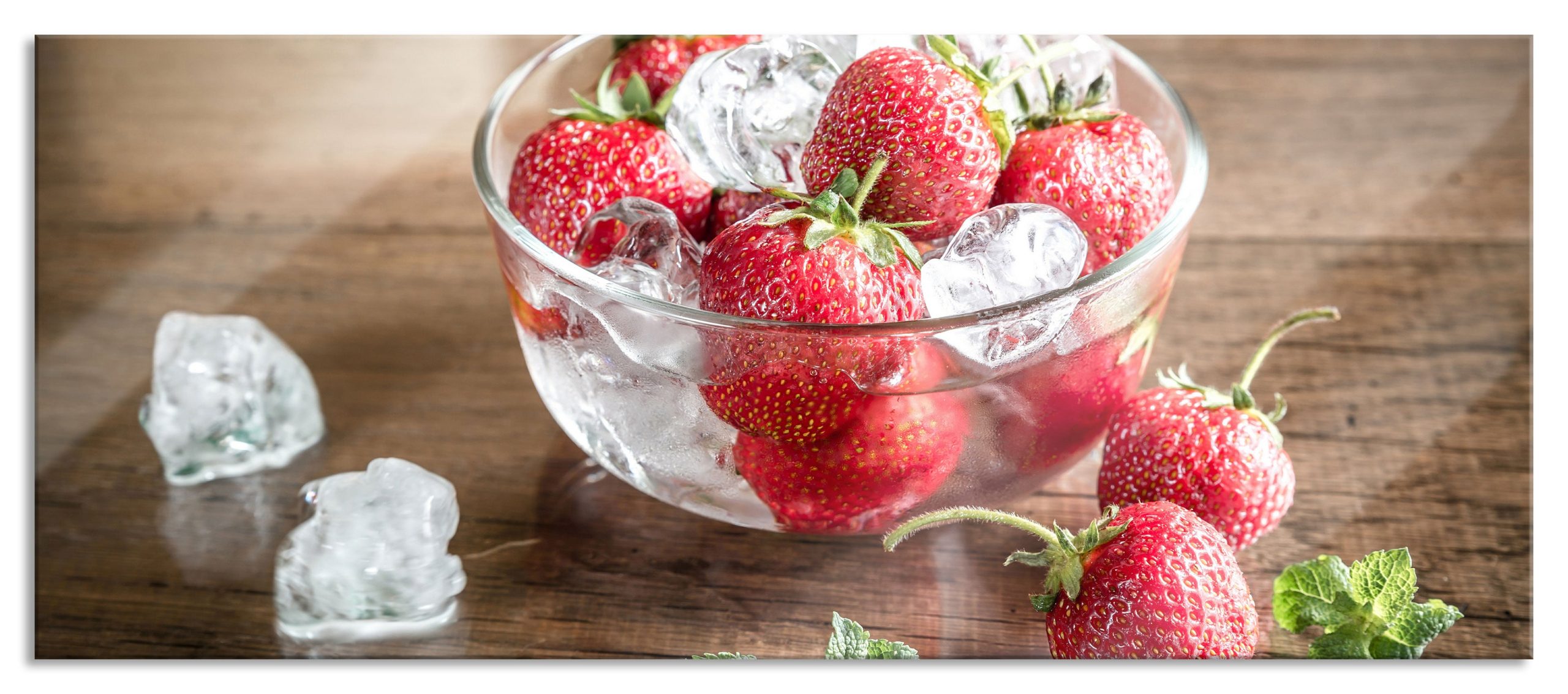 Erdbeeren in Eiswürfeln, Glasbild Panorama Mode